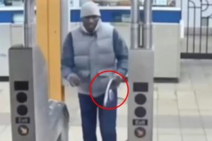 ¿Ladrón serial? Buscan a hombre que le arrebata zapatos a mujeres en Nueva York