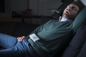 Los riesgos de quedarse dormido con la televisión encendida, según estudio en EEUU