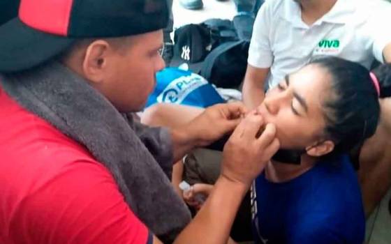 Venezolanos en México se cosieron la boca para exigir que los dejen cruzar a EEUU
