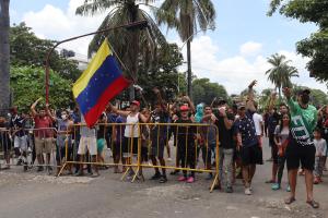 Migrantes, entre ellos venezolanos, presionaron por permisos temporales en el sur de México