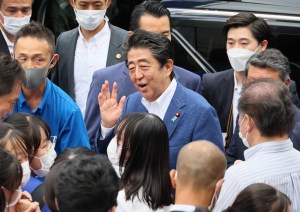 Muere el ex primer ministro japonés tras atentado en un acto electoral