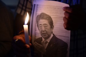La sombra de la secta Moon persiste en la política japonesa un año tras la muerte de Abe