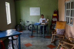 Enseñar con el estómago vacío y los zapatos rotos: la realidad del maestro venezolano