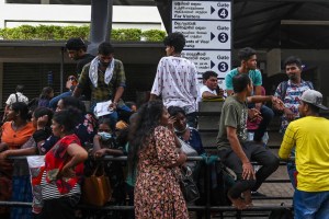 En Sri Lanka hacen cola para obtener pasaporte e irse del país (Fotos)