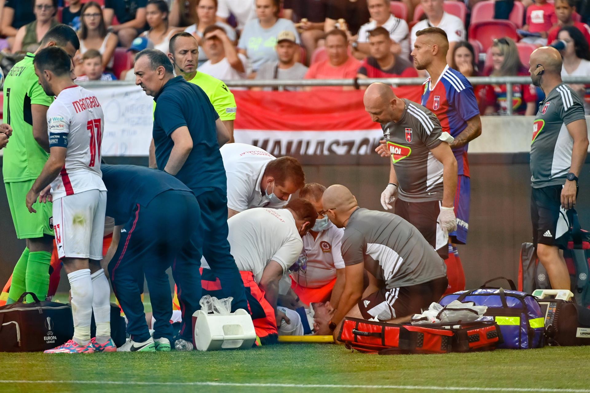 Un jugador de fútbol fue hospitalizado tras sufrir un impresionante golpe en la cabeza