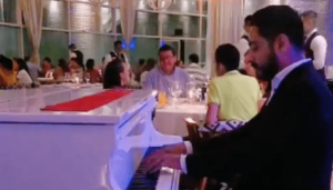 “Mi bebito fiu fiu” en piano: el gracioso video de un músico interpretando la canción viral