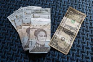El bolívar se devaluó 17% frente al dólar durante el primer semestre de 2022
