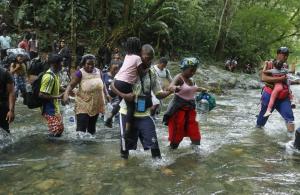 Migrantes irregulares en Panamá logran atravesar el país pese a bloqueos