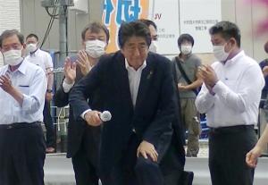 LA FOTO: El final de Shinzo Abe… el asesino estaba justo detrás de él antes de cometer el crimen