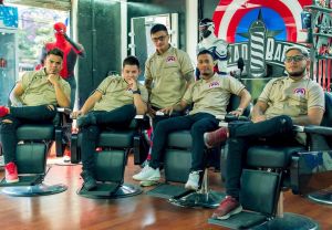 Capitán Barbers, la barbería venezolana en Chile que se inspiró en los superhéroes de Marvel