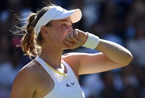 ¿Quién es Elena Rybakina, la “rusa” que esquivó la prohibición y es campeona de Wimbledon?