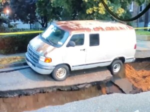 Camioneta fue tragada por la tierra tras fuertes tormentas en Nueva York (VIDEO)
