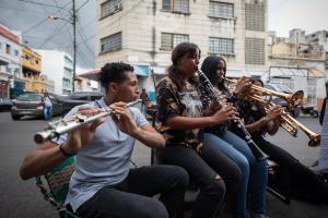 Aprender música en la calle, un regalo para niños de los barrios de Caracas (Fotos)
