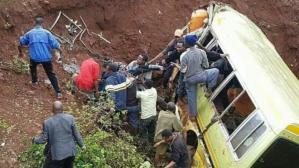 Tragedia en Tanzania: al menos ocho niños y dos adultos murieron luego que autobús escolar cayera por un barranco