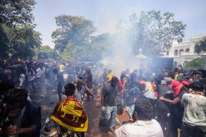 Manifestantes se retiran de los edificios gubernamentales en Sri Lanka