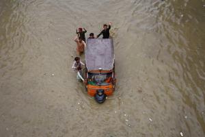 Colapso en Pakistán por las fuertes lluvias: se reportan al menos 150 muertos