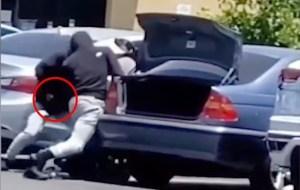 Azotaron con un látigo a una pareja para robarle un costoso Rólex en Los Ángeles (VIDEO)