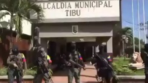 Disidencias de las Farc graban un video frente a la alcaldía de un municipio colombiano a plena luz del día