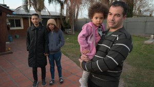 Policía argentino alojó en su casa a una familia que pretendía volver a Venezuela, tras quedarse sin recursos
