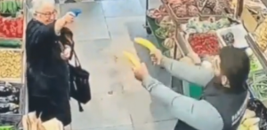 El tierno duelo “pistolero” entre una anciana y un empleado de supermercado que se robó el corazón de millones (VIDEO)