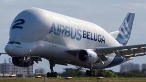 Aterriza por primera vez en Latinoamérica el avión gigante en forma de ballena (VIDEO)