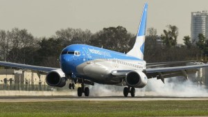 Avión aterriza de emergencia en Argentina por falsa alarma de bomba