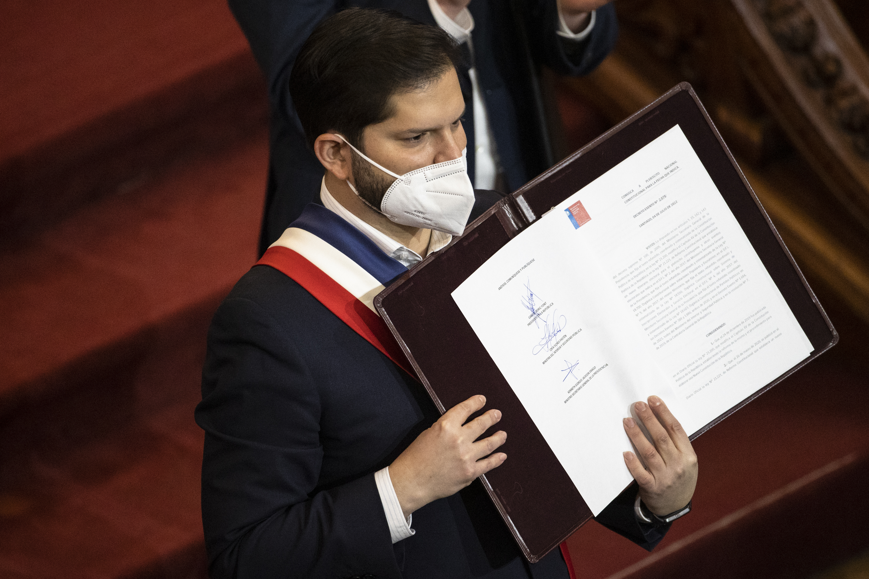 Chile recibe propuesta constitucional y se prepara para histórico plebiscito