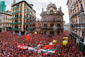 Pamplona estalla en fiestas con el Chupinazo de los Sanfermines más esperados (Fotos)
