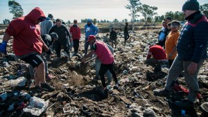 Hallaron un millonario tesoro en dólares enterrado en un basurero de Argentina (FOTOS)