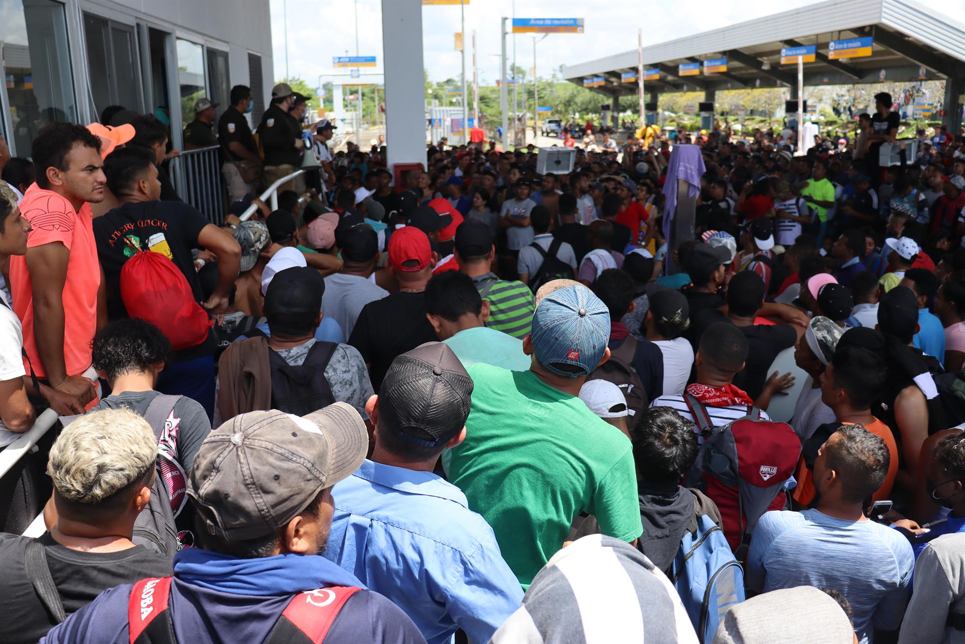 Caravana de migrantes parte del sur de México con temor tras tragedia en Texas