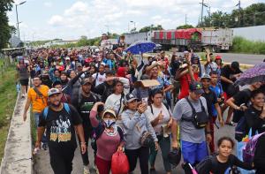 Caravana de migrantes, entre ellos venezolanos, se instalaron frente a la aduana del sur de México