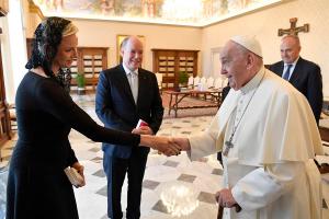 El papa Francisco recibió a Alberto y Charlene de Mónaco en el Vaticano