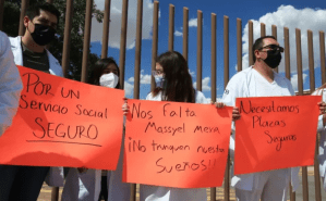 “Los muertos no dan consulta”: médicos mexicanos se manifestaron tras asesinato de una doctora