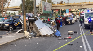 Brutal accidente en México: automóvil se partió a la mitad tras estamparse con un poste