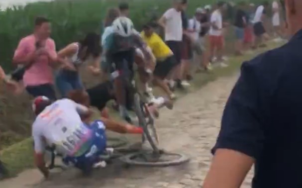 Ciclista sufrió una fractura en la cervical tras chocar contra espectadores en el Tour de Francia (VIDEO)