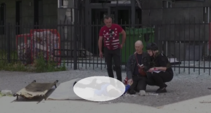 FOTO: Serenidad de un padre ucraniano que reza ante el cadáver de su hijo alcanzado por una bomba rusa