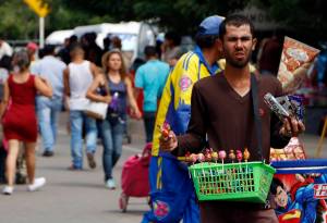 La buhonería es la salida para el 79 % de los venezolanos que subsisten en Ecuador