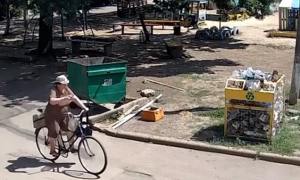 EN VIDEO: Impactante momento en que ciclista ucraniana se salva de morir por un misil ruso