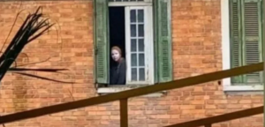 “La mujer de la casa abandonada” se esconde por un “crimen atroz” y asusta con su cara pintada