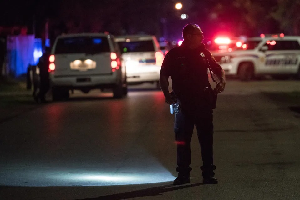 Sargento evitó una tragedia: Detuvo a hombre fuertemente armado cerca de niños en centro comercial de Texas