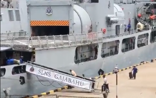 El momento en que el presidente de Sri Lanka aborda un buque de la armada tras huir del palacio (VIDEO)