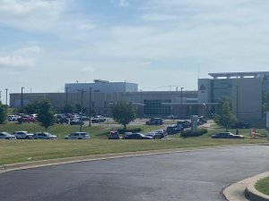 Evacuan personal y pacientes de un hospital en Missouri tras presencia de hombre armado
