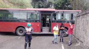 Al menos cinco heridos dejó accidente de un metrobús cerca del Hospital Pérez Carreño
