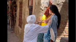 “Es el diablo”, monja separa en plena calle a mujeres que se estaban besando (VIDEO)
