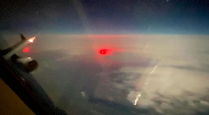 Piloto captó misterioso resplandor rojo cuando sobrevolaba el océano Atlántico (Fotos)