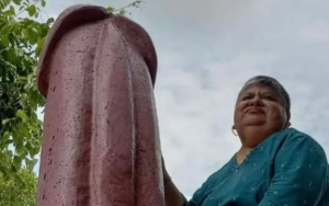 Familiares de una abuelita pusieron una enorme estatua de un pene en su tumba para honrar su última voluntad (FOTOS)