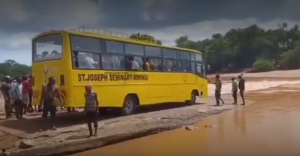 Al menos 33 muertos por la caída de un autobús en un río de Kenia