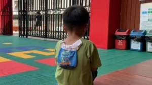 Abandonó a su hijo de cinco años en un colegio chino al enterarse de una noticia que ningún padre quiere conocer