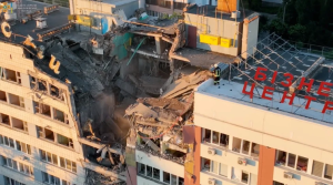El momento del bombardeo ruso contra dos escuelas y un hotel en Mykolaiv (Video)