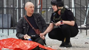 La IMAGEN del horror en Járkov: un padre sujeta la mano de su hijo asesinado por un misil ruso